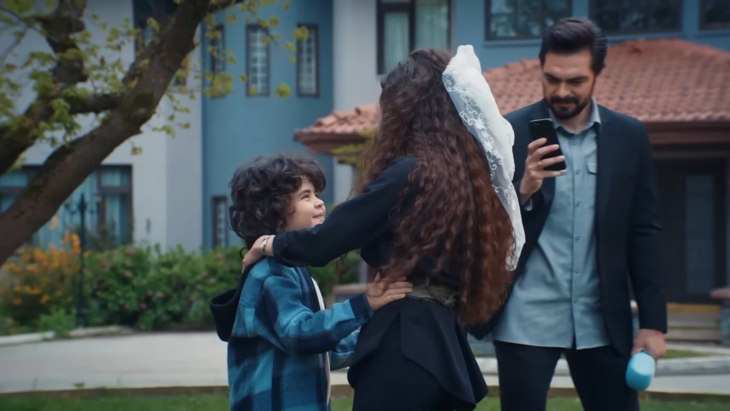 Yusuf tańczy z Naną, a Yaman nagrywa to telefonem.