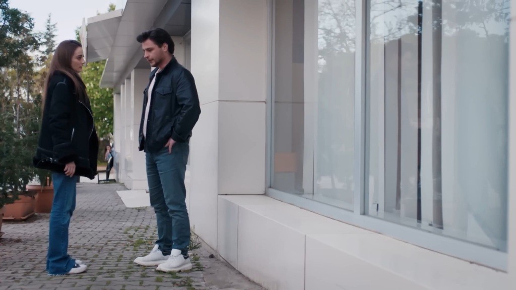 Basak spotyka się ze swoim wspólnikiem.