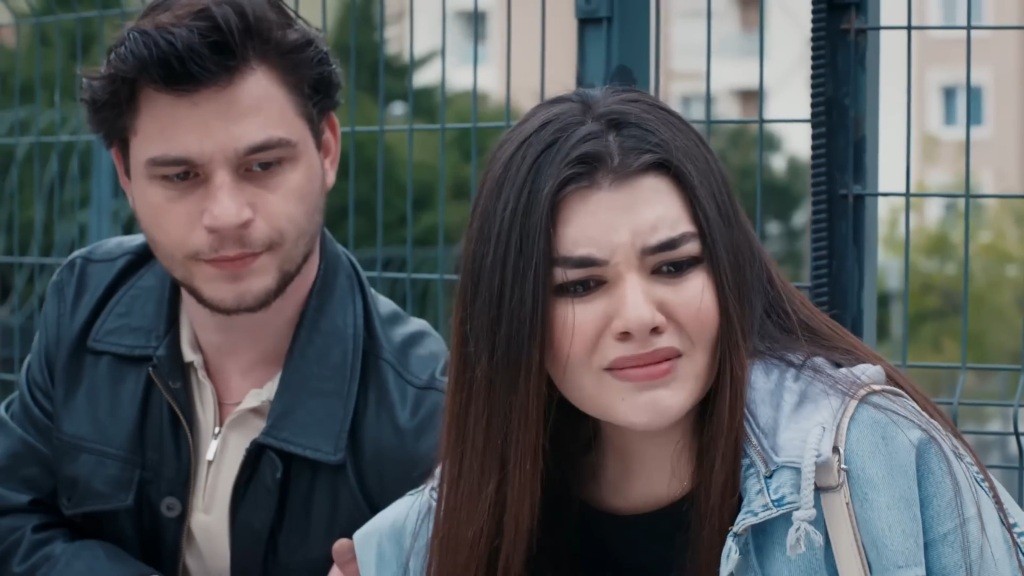 Wspólnik Basak trzyma Nese za ramię.