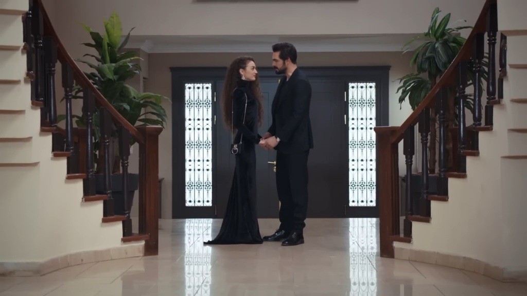 Nana i Yaman trzymają się za ręce w przedpokoju rezydencji.