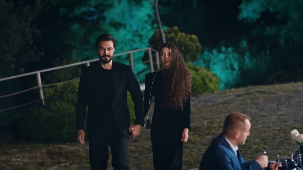 Yaman prowadzi Nanę do restauracji, trzymając ją za rękę.