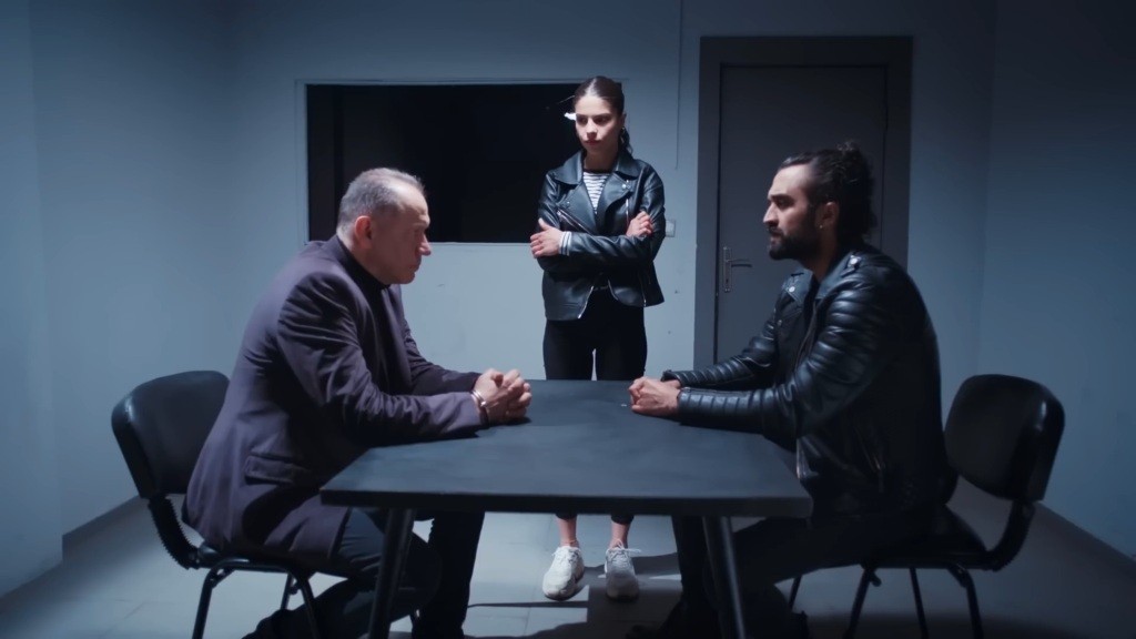 Ayse i Ferit przesłuchują mężczyznę ;podejrzanego o uprowadzenie dziecka.