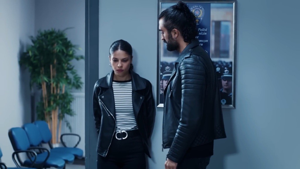 Ayse i Ferit na korytarzu. Ayse stoi oparta o ścianę.