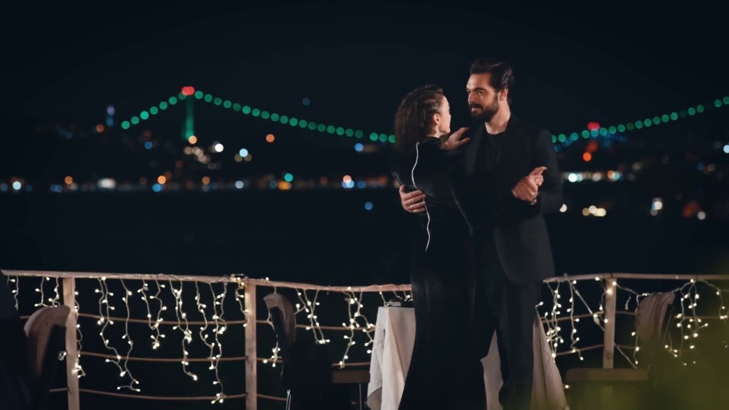 Nana i Yaman tańczą w restauracji.