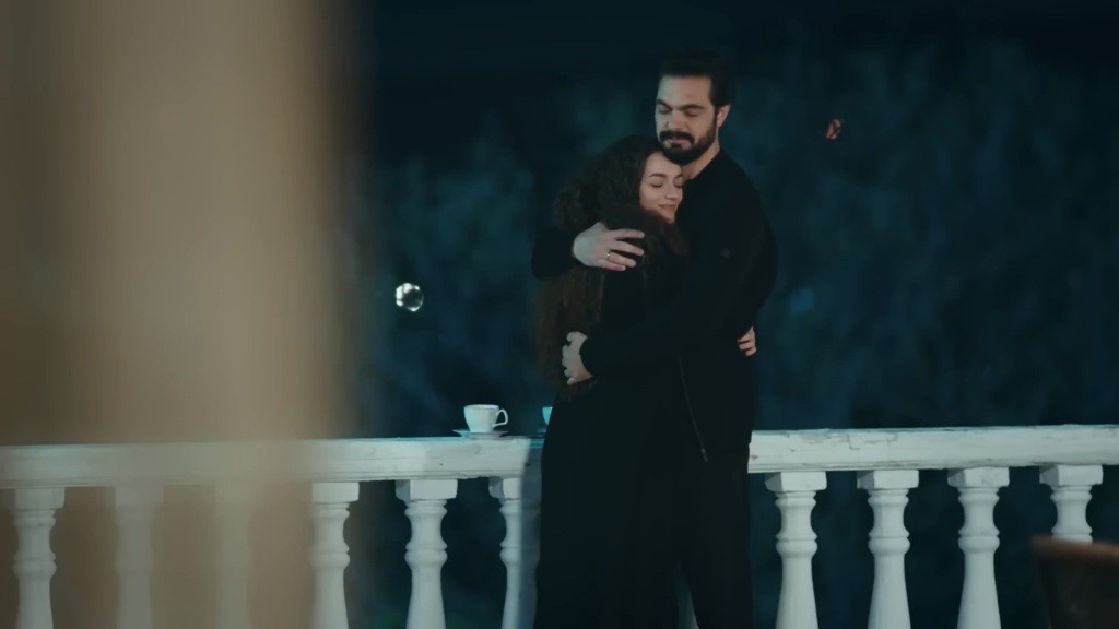 Yaman i Nana obejmują się na tarasie.