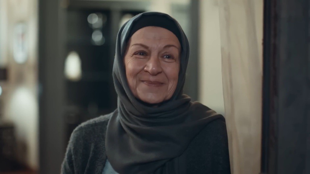 Zbliżenie na uśmiechniętą twarz Akcy.