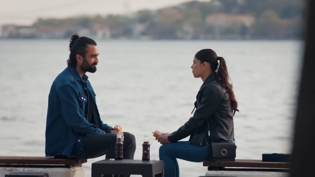 Ferit i Ayse na wybrzeżu.