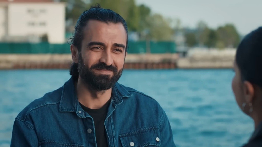 Ferit uśmiecha się.