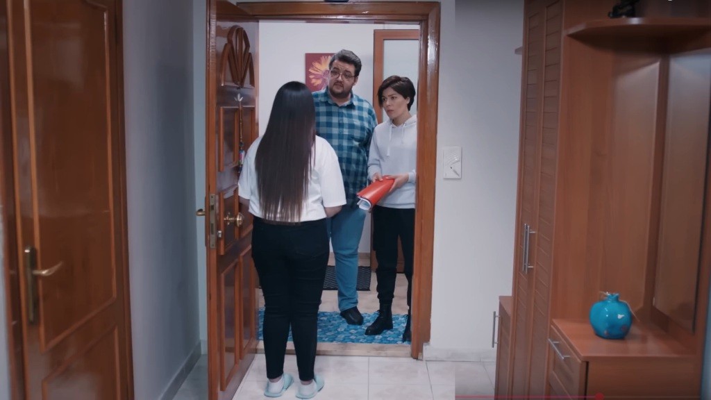 Nese rozmawia z Ibo i Karą w drzwiach.