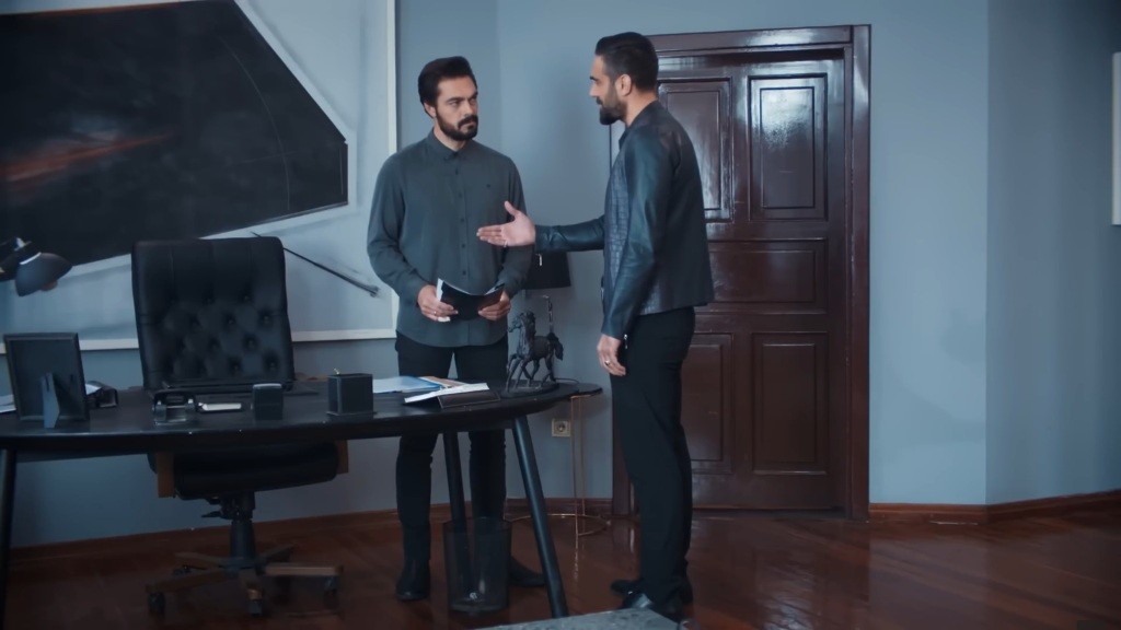 Acar wyciąga rękę do Yamana.