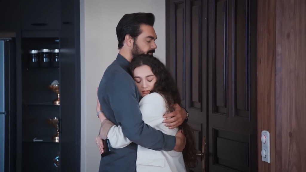 Nana i Yaman przytulają się.