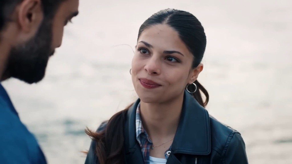 Ayse patrzy z uśmiechem na Ferita.