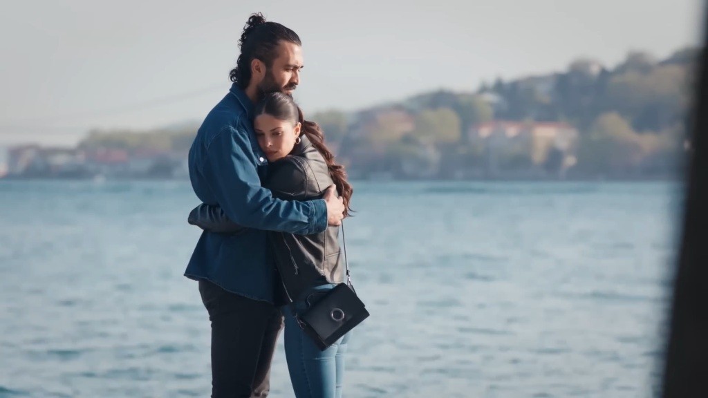 Ayse przytula się do Ferita na wybrzeżu.