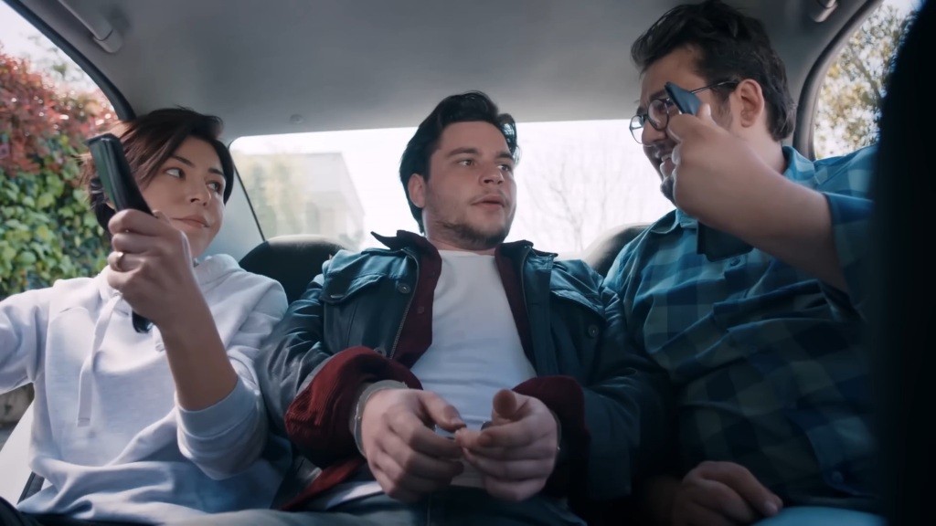 Ibo i Kara pokazują odznaki policyjne wspólnikowi Basak.