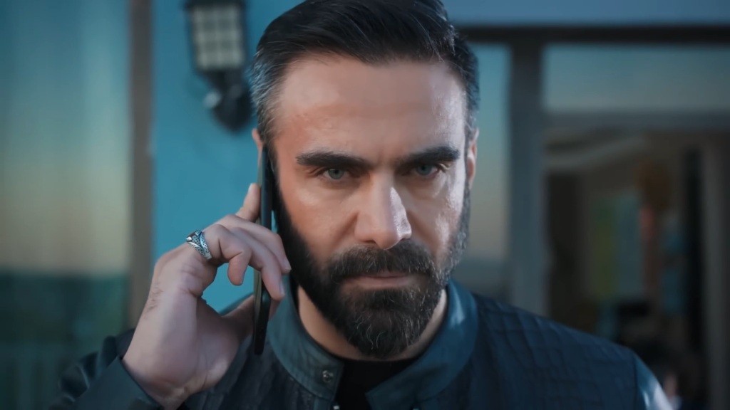 Acar rozmawia przez telefon.