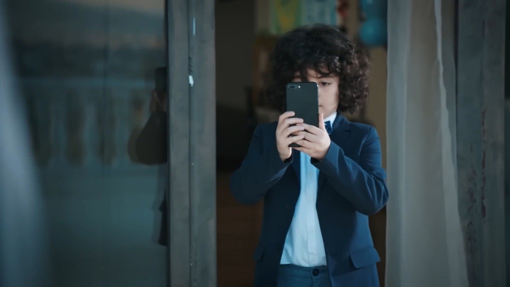 Yusuf nagrywa Acara telefonem.