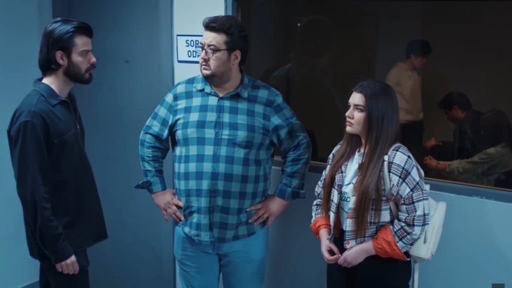 Volkan zatrzymuje się przed Ibo i Nese. Przez szybę widać stojącą w pokoju przesłuchań Karę.