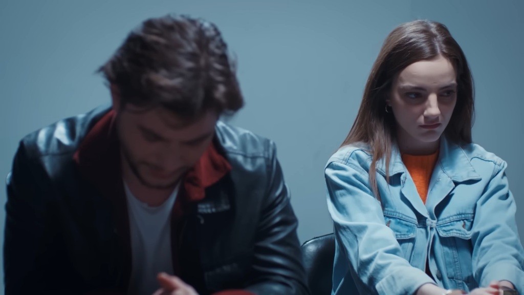 Basak i jej wspólnik. Oboje mają spuszczone głowy.