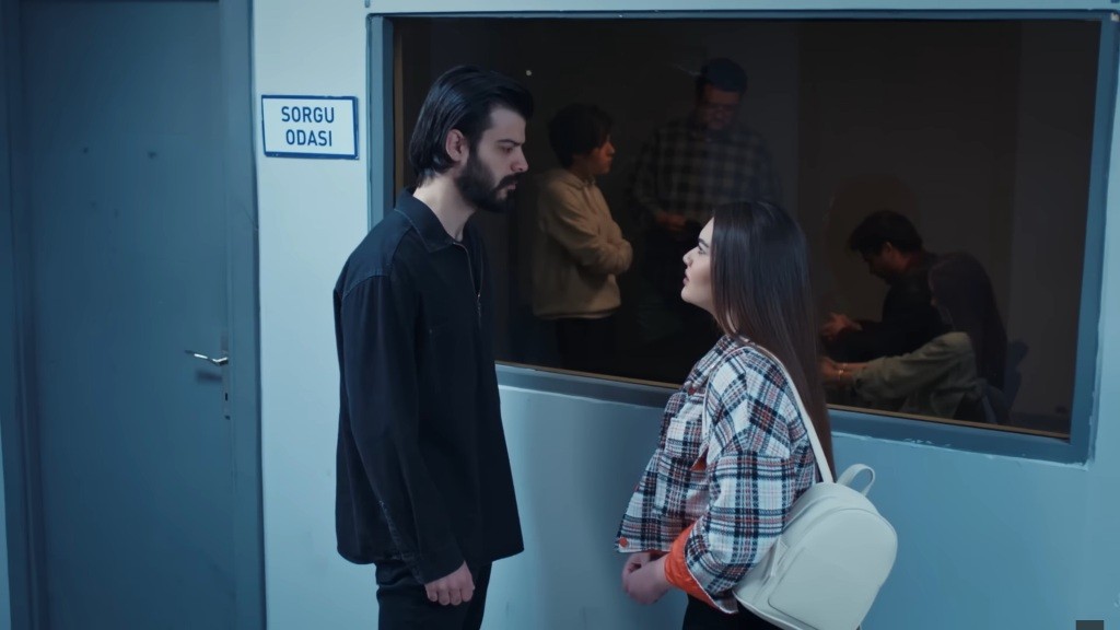 Volkan prosi Nese o wybaczenie, rozmawiając z nią na korytarzu.