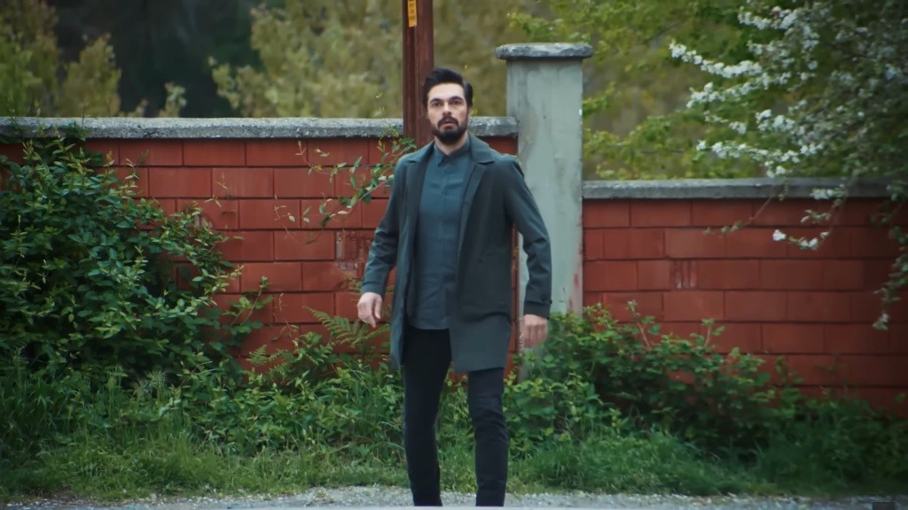 Yaman stoi na drodze. Wygląda na zszokowanego.