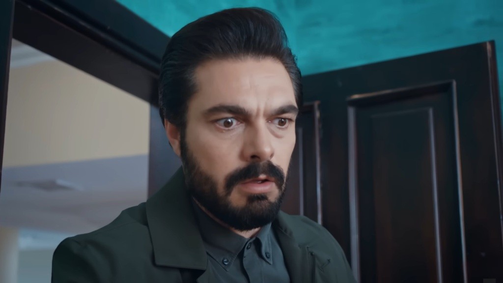 Yaman wchodzi do pokoju. Na jego twarzy szok miesza się z przerażeniem.