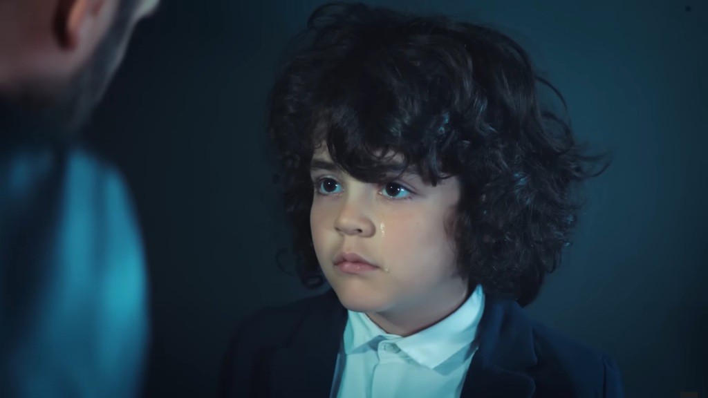 Yusuf stoi przestraszony przed Acarem. Po jego policzku spływa łza.