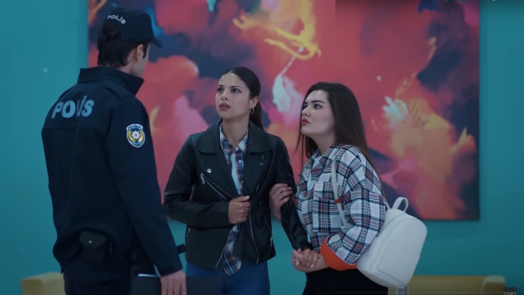 Policjant rozmawia z Ayse i Nese.