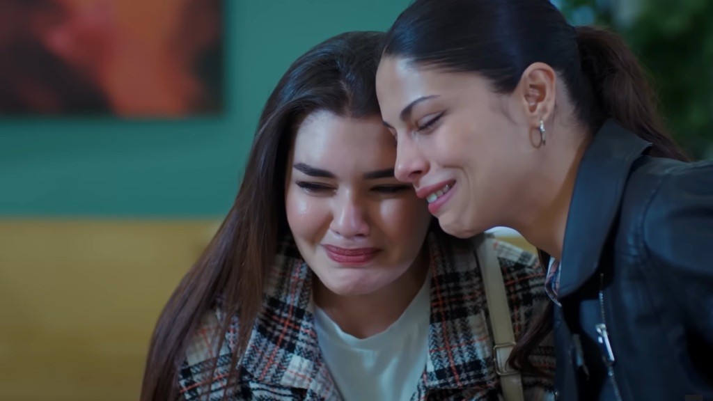 Ayse i Nese płaczą. Ich głowy stykają się ze sobą.