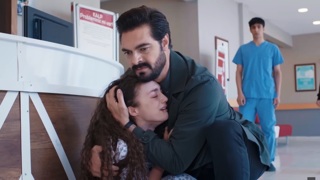 Yaman obejmuje zrozpaczoną Nanę.