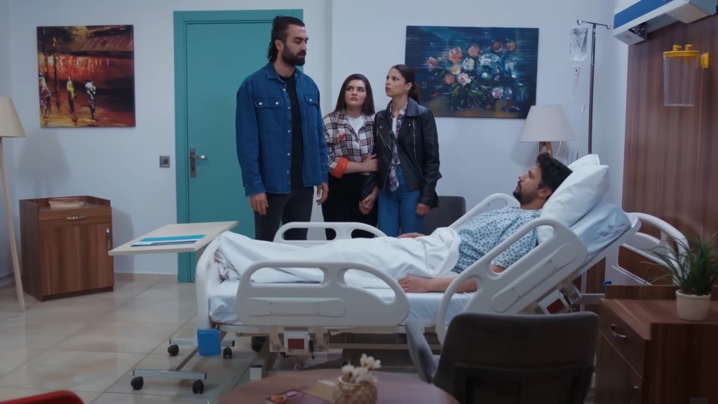 Ferit, Ayse i Nese są w sali Koraya.