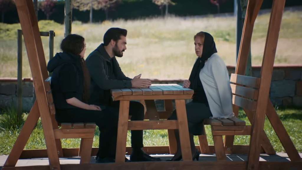 Yaman i Nana spotykają się z teściową Trucizny.