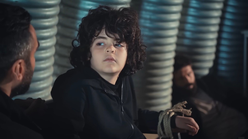 Yusuf patrzy wyzywająco na swojego porywacza, nie okazując strachu.