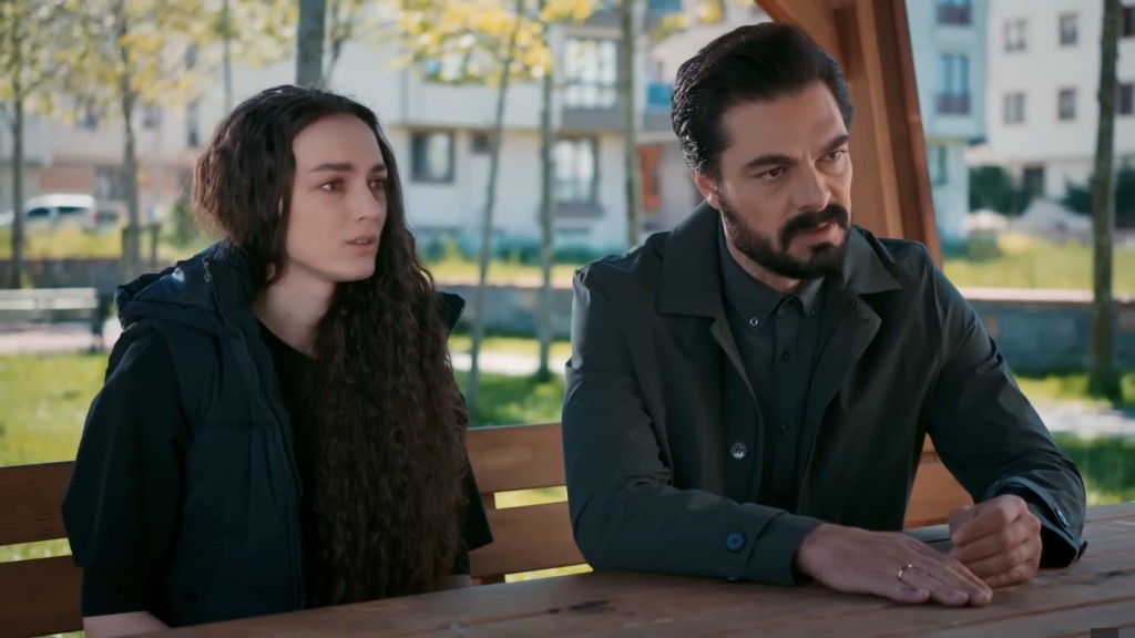 Nana i Yaman siedzą na ławce.