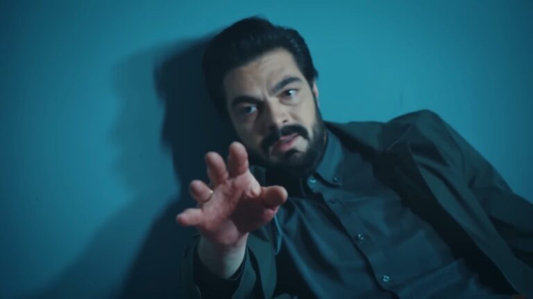 Yaman wyciąga rękę przed siebie.