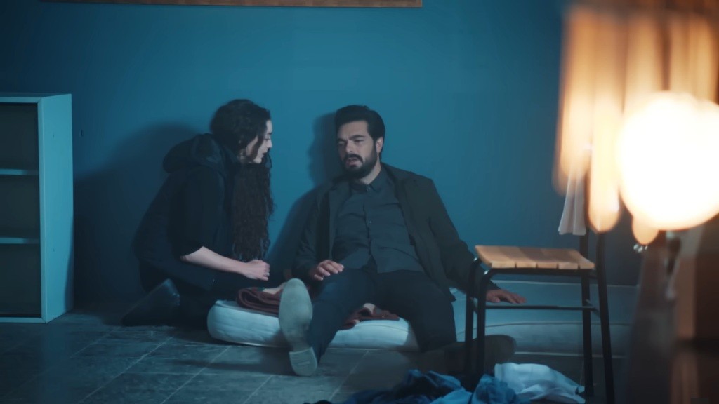 Nana jest obok Yamana, który opadł na materac w rogu pomieszczenia.