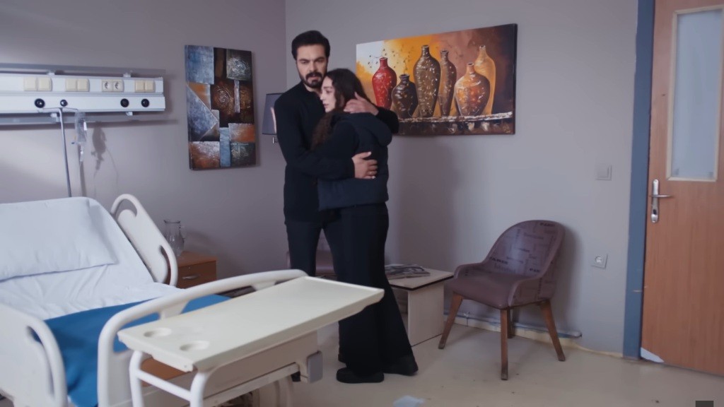 Yaman obejmuje Nanę w szpitalu.