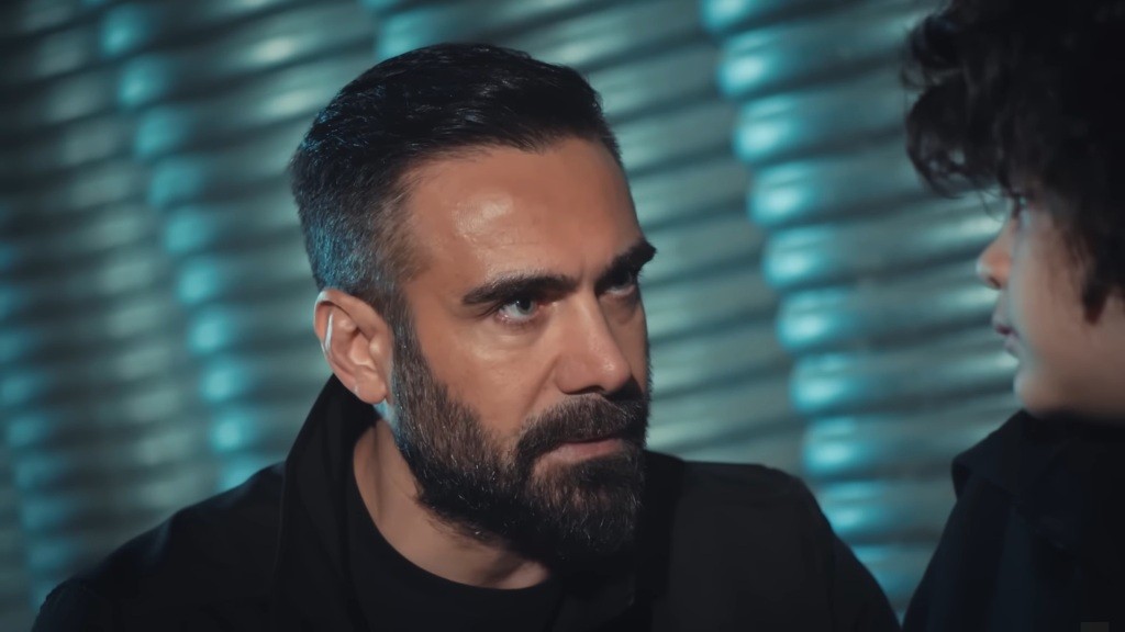 Trucizna wbija w Yusufa groźne spojrzenie.