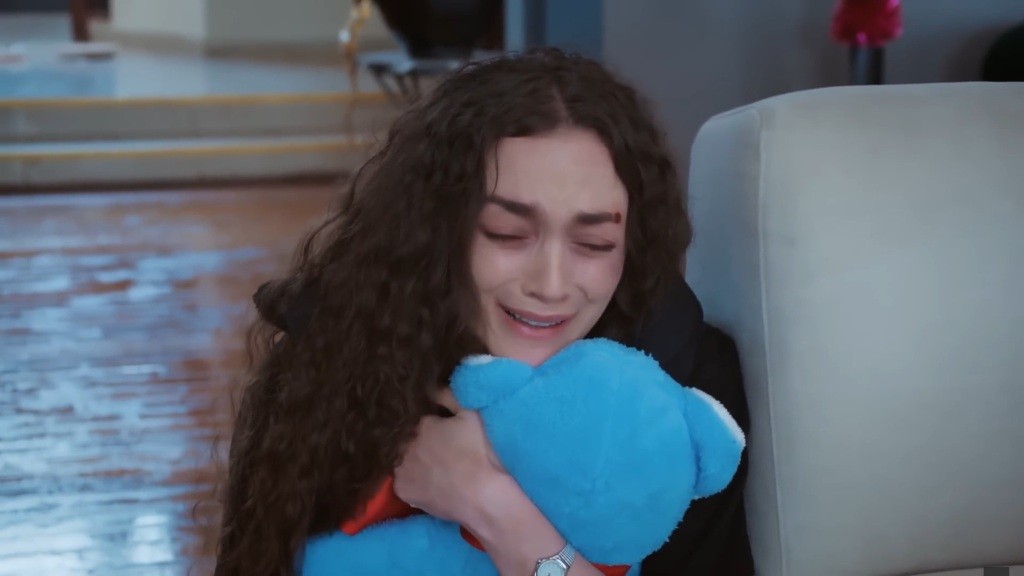 Nana przytula się do pluszaka Yusufa.