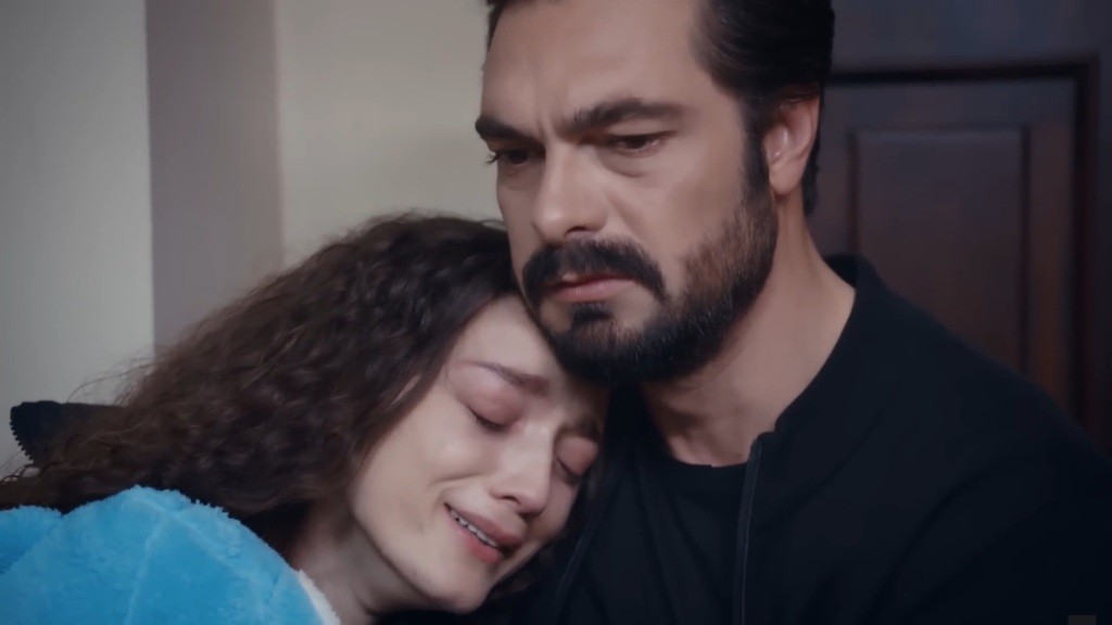 Nana wypłakuje się na ramieniu Yamana.