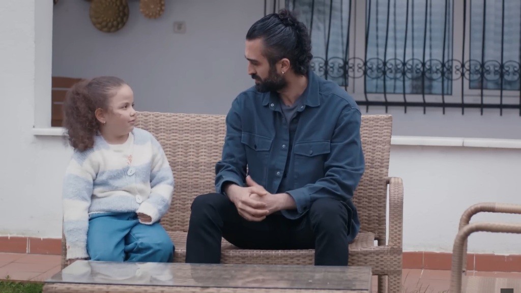 Doga i Ferit rozmawiają w ogrodzie.