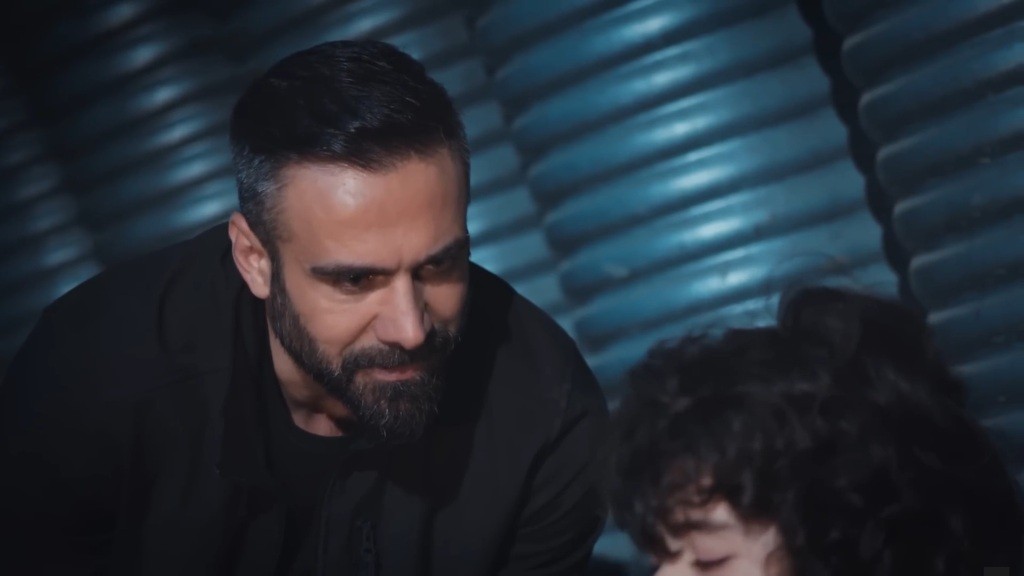 Trucizna pochyla się nad nieprzytomnym Yusufem.