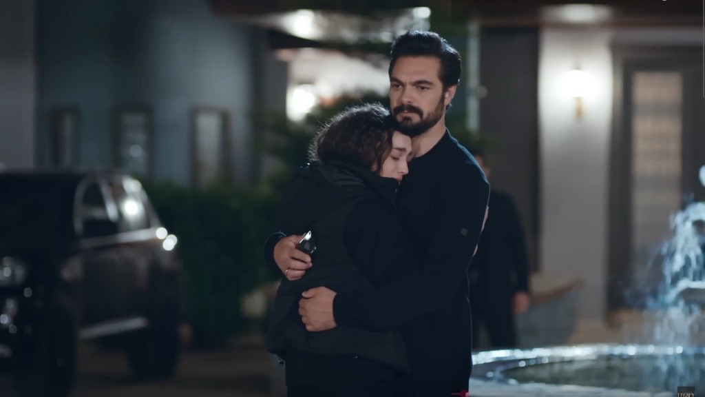 Scena na podwórku przed rezydencją. Nana tuli się do Yamana.