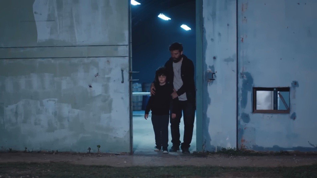 Tunca wyprowadza Yusufa z magazynu.