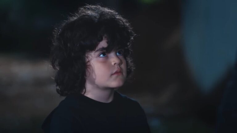 Yusuf podnosi głowę, patrząc na Tuncę.