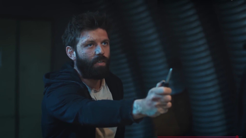 Tunca trzyma wyciągnięty przed siebie nóż.