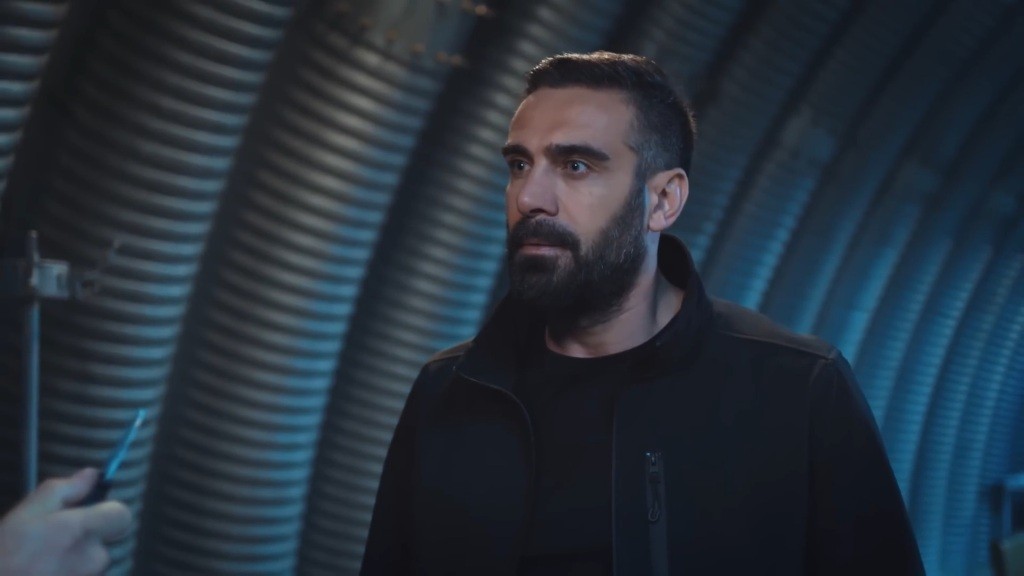 Trucizna jest zaskoczony. W lewym dolnym rogu zdjęcia widać ostrze trzymane przez Truciznę.