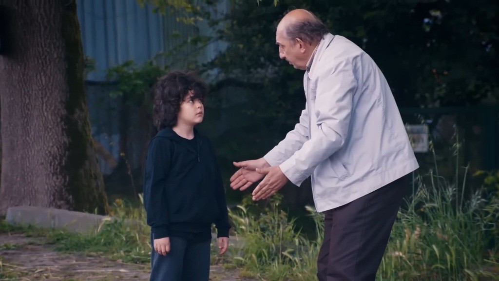 Starszy mężczyzna rozpoznaje Yusufa i rozmawia z nim.