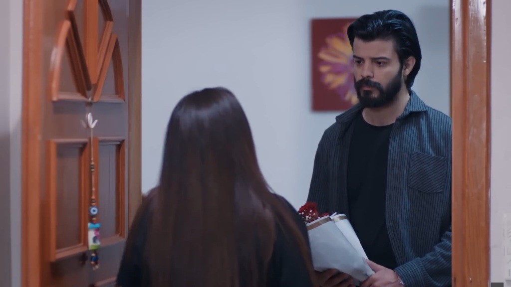 Volkan przychodzi z kwiatami do Nese.