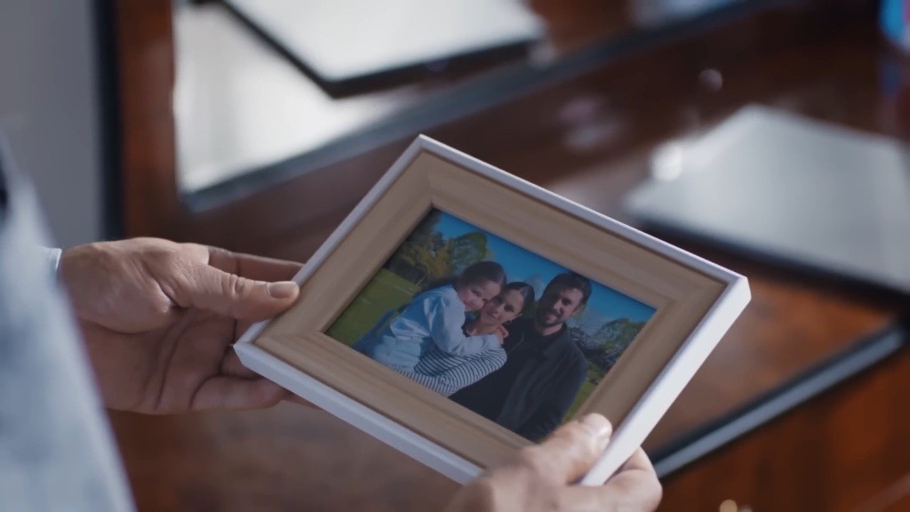 Zdjęcie w ramce. Na fotografii widać Ayse, Dogę i Koraya.