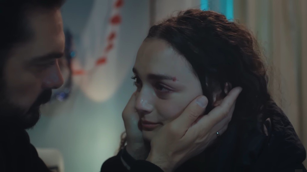 Yaman obejmuje policzki Nany. Oboje patrzą sobie w oczy, jakby próbowali dodać sobie sił.